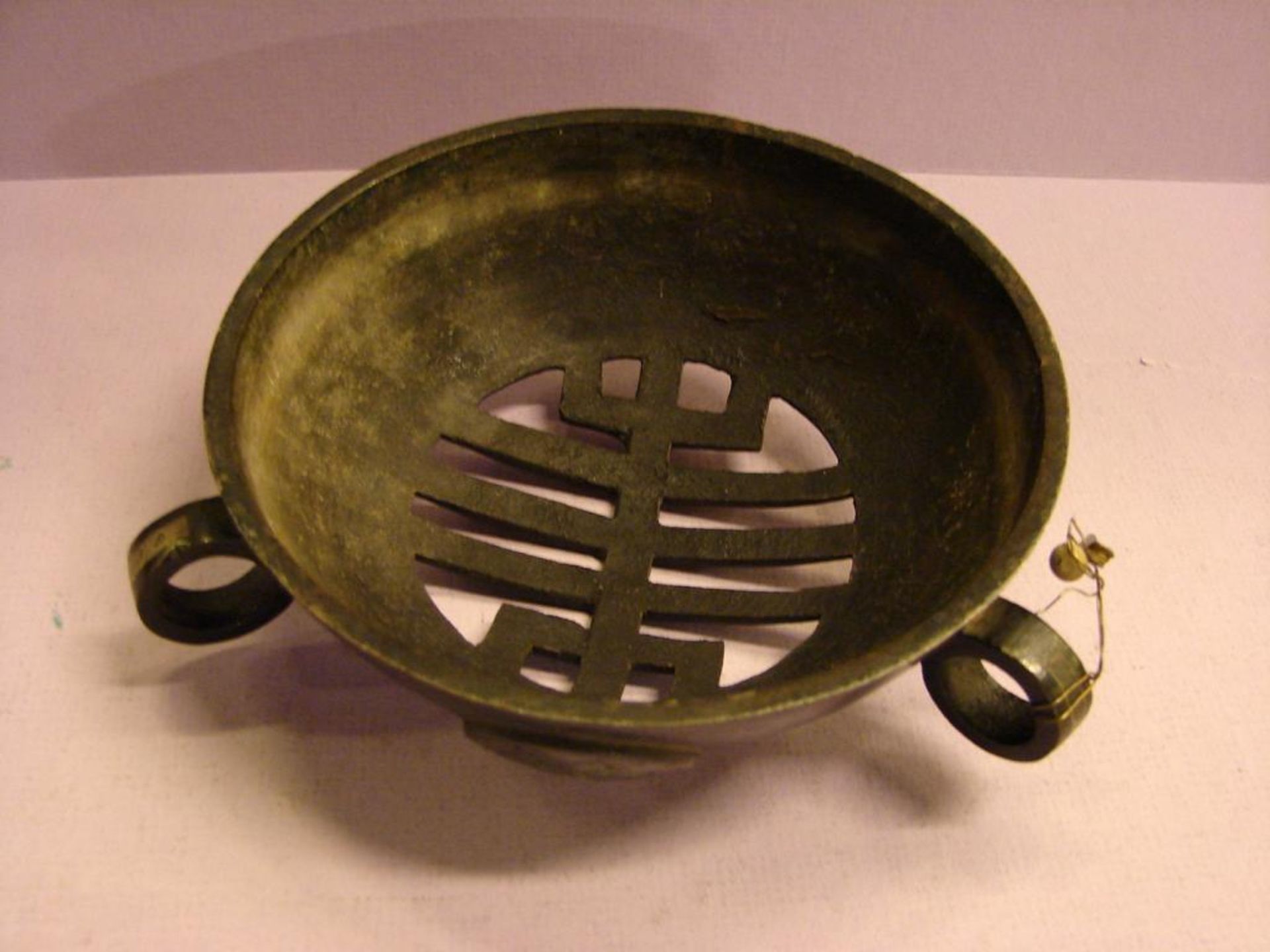 Metalldeckel, durchbrochen, verziert, mit 3 Griffen, Asien, D. ca. 16 cm