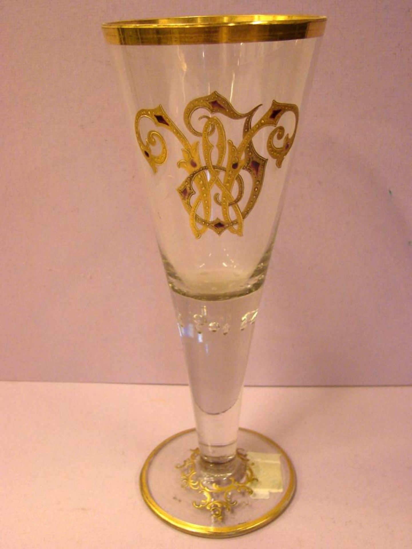 Glas, monogrammiert, goldfarbende Auflage (auch am Fuß), Höhe ca. 28 cm