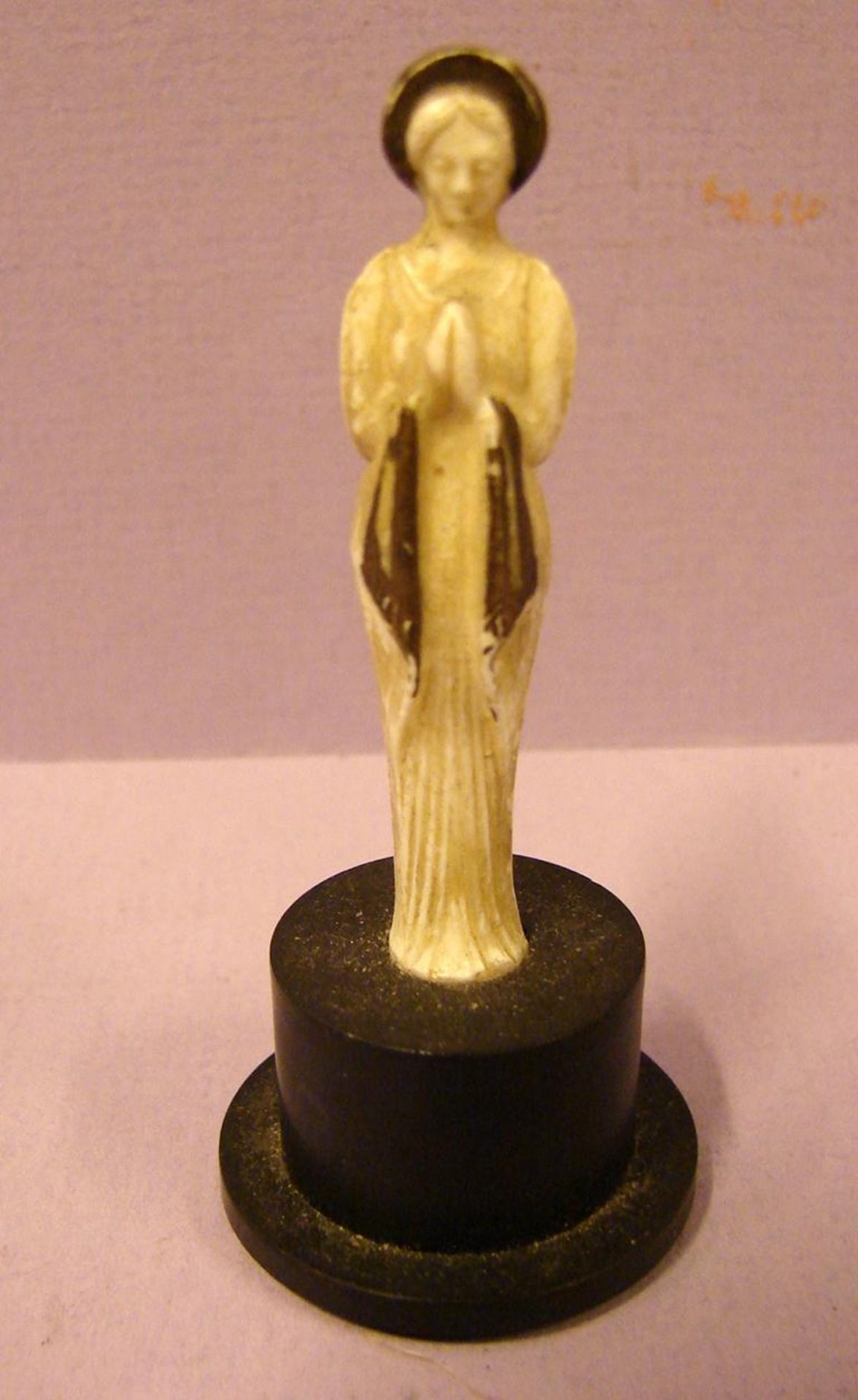 Kleine betende Figur, geschnitzt, auf Holzsockel, wohl Bein, H. ca. 7,5 cm