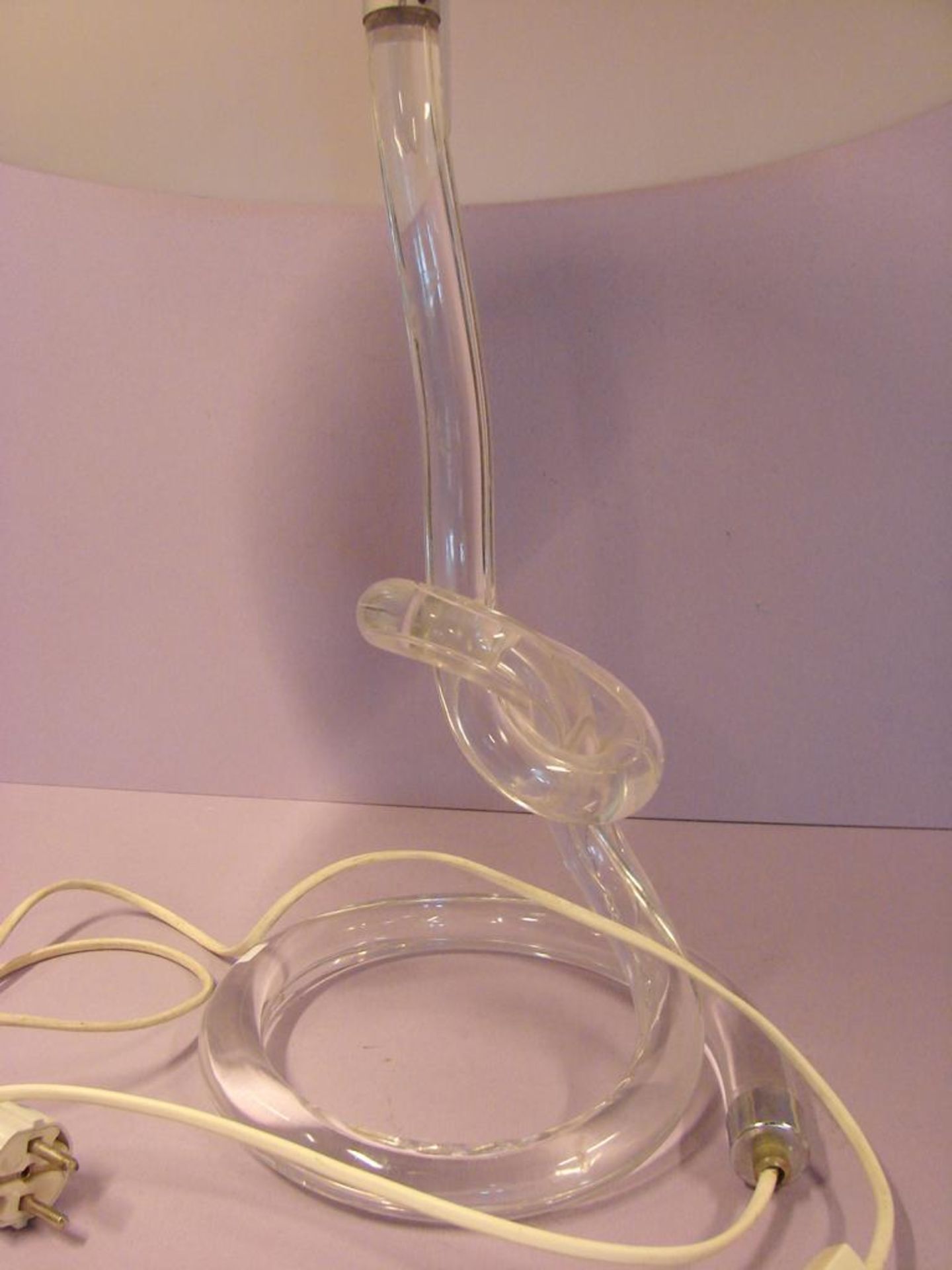 Tischlampe, Plexiglasfuß, Design, Kunststoffschirm, H.ca. 58 cm - Bild 2 aus 2