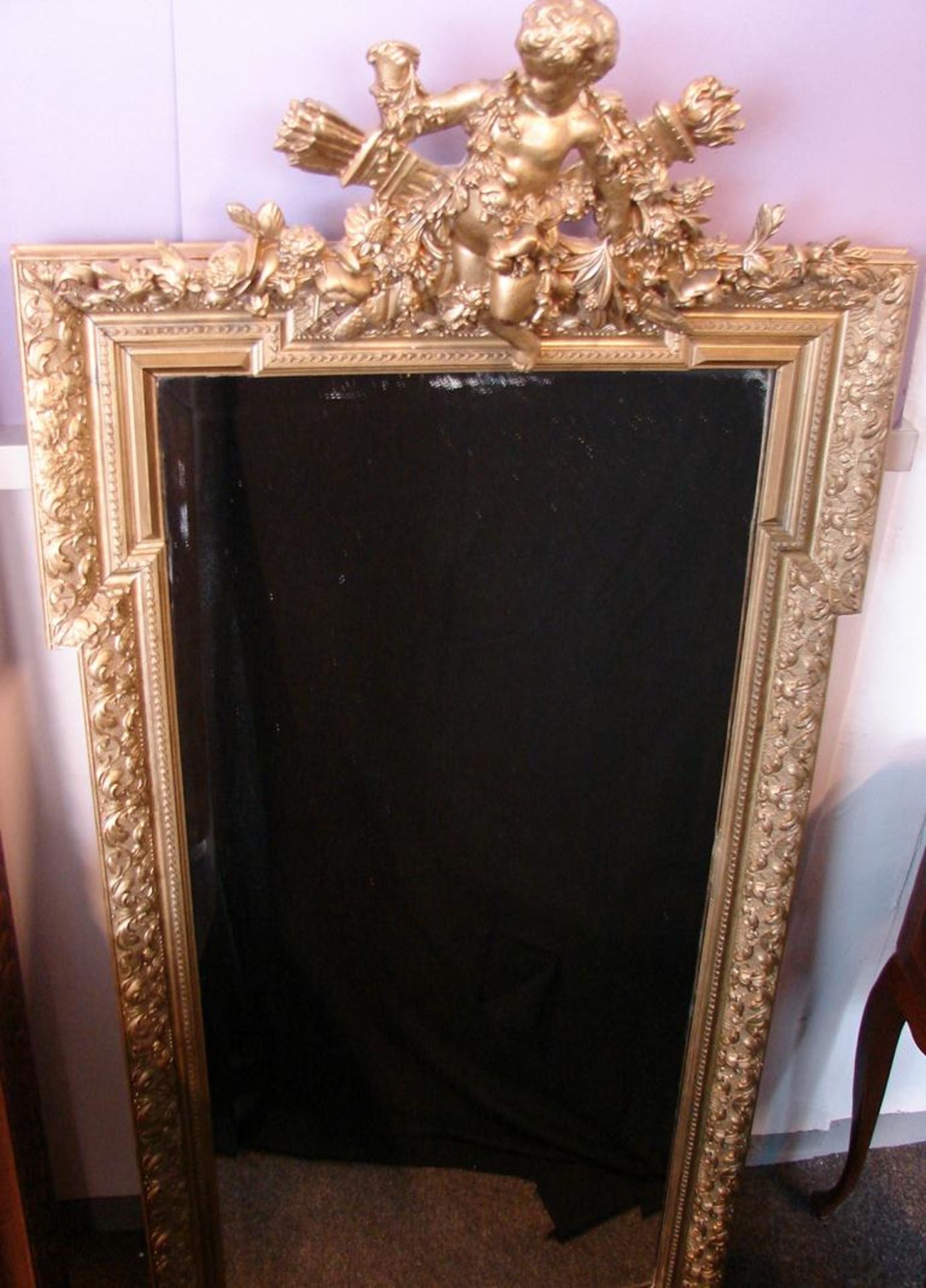 Spiegel, im oberen Teil mit Puttendarstellung, Holz, ca. 149 x 71 cm