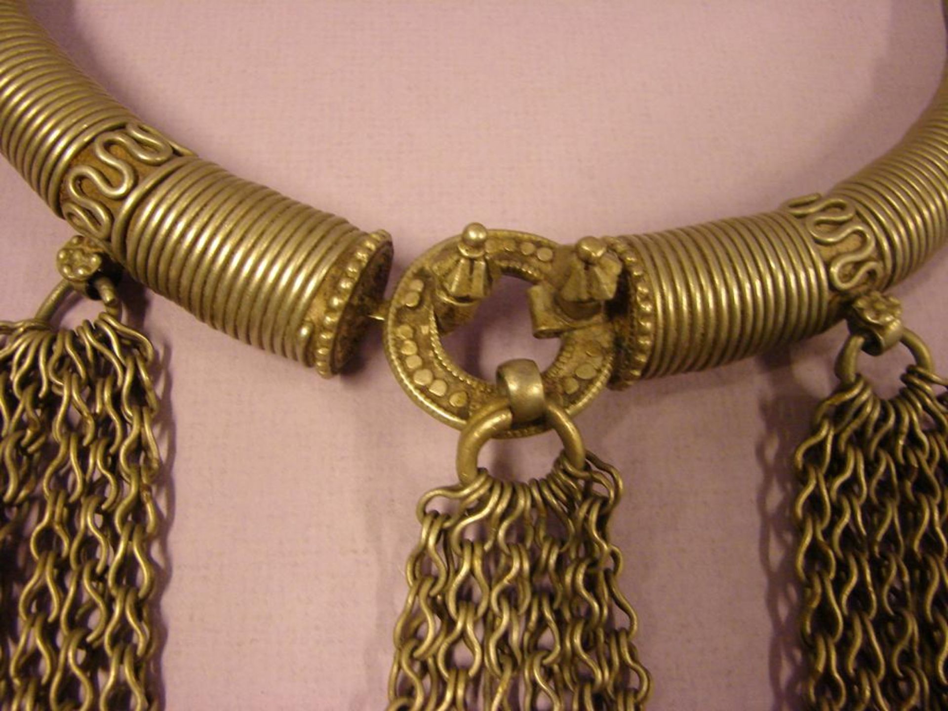 Halskette mit Behang, Silber?, wohl Tibet, Dm. ca. 19 cm - Bild 2 aus 2