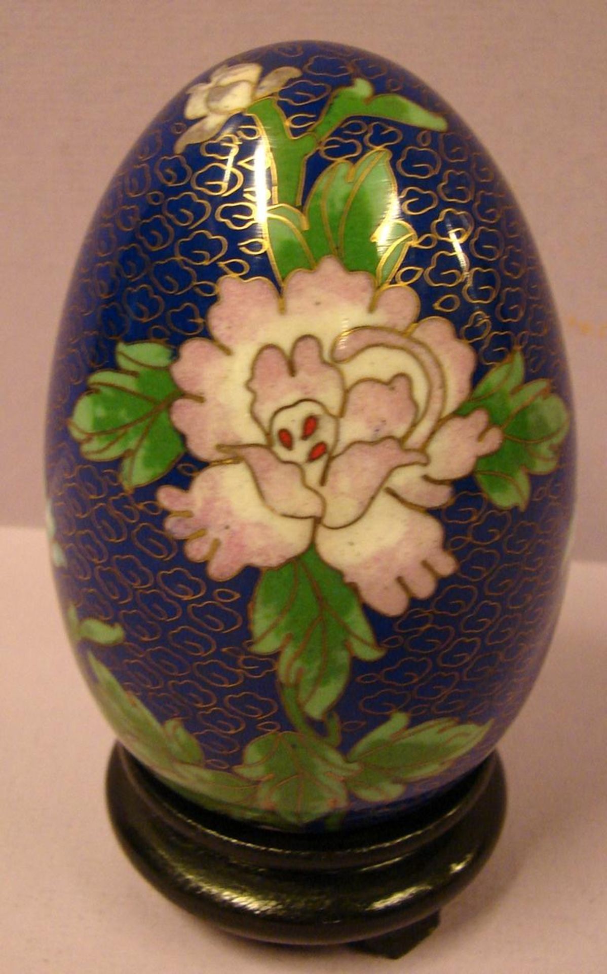 Ei auf Holzsockel, Cloisonné, Höhe ca. 13 cm (ohne Sockel) - Bild 2 aus 2