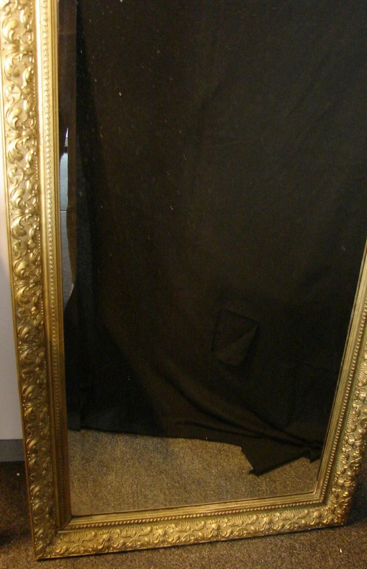 Spiegel, im oberen Teil mit Puttendarstellung, Holz, ca. 149 x 71 cm - Image 2 of 3