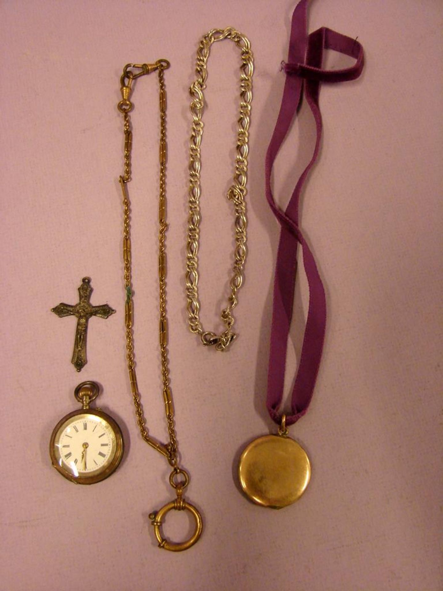 Konvolut Schmuckteile, u.a. Medaillon, kleine Taschenuhr, Ketten, kleines Kreuz
