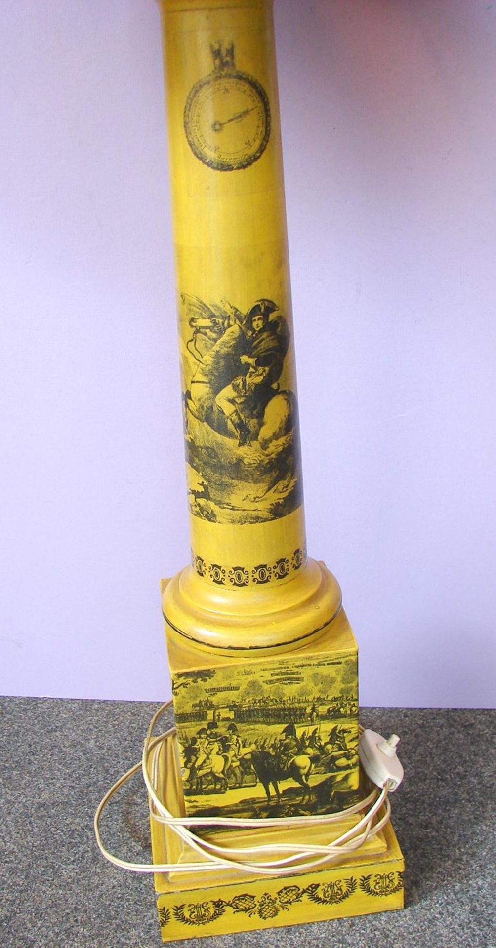 Paar Tischlampen, Metall, mit französichen Napoleon Motiven, H.ca. 92,5 cm, - Bild 2 aus 3