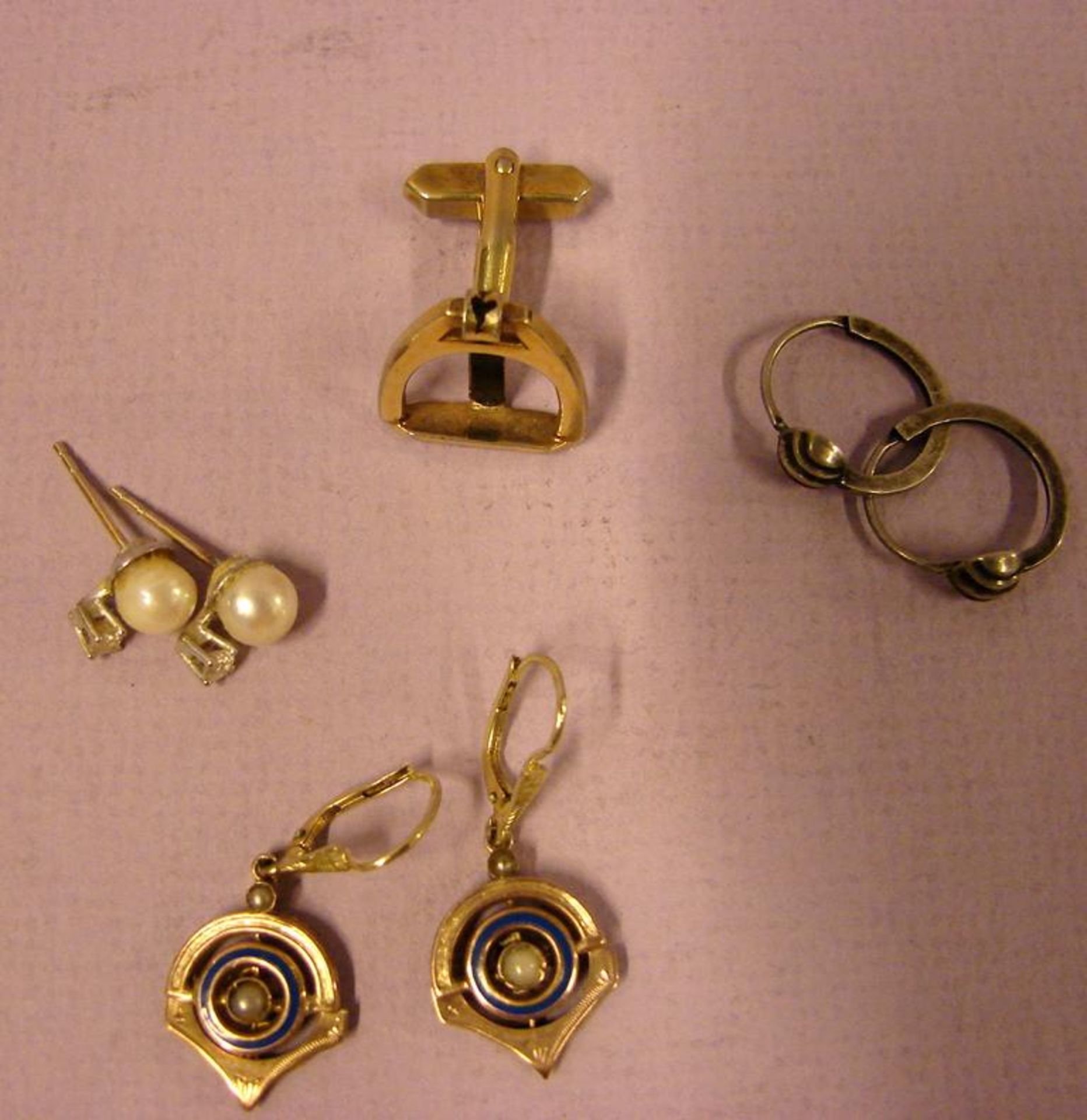 Konvolut Schmuckteile, 3 Paar Ohrringe (ein Paar 14 ct. Gold), ein Manschettenknopf (Steingbüge ... - Bild 2 aus 2