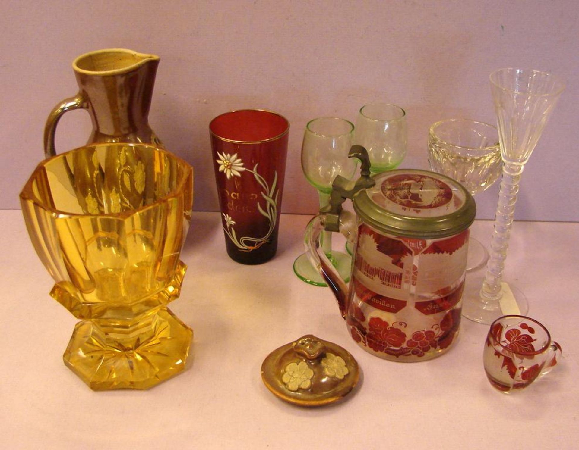 Konvolut verschiedener kleiner Gläser, teils farbig, sowie ein Keramikväschen
