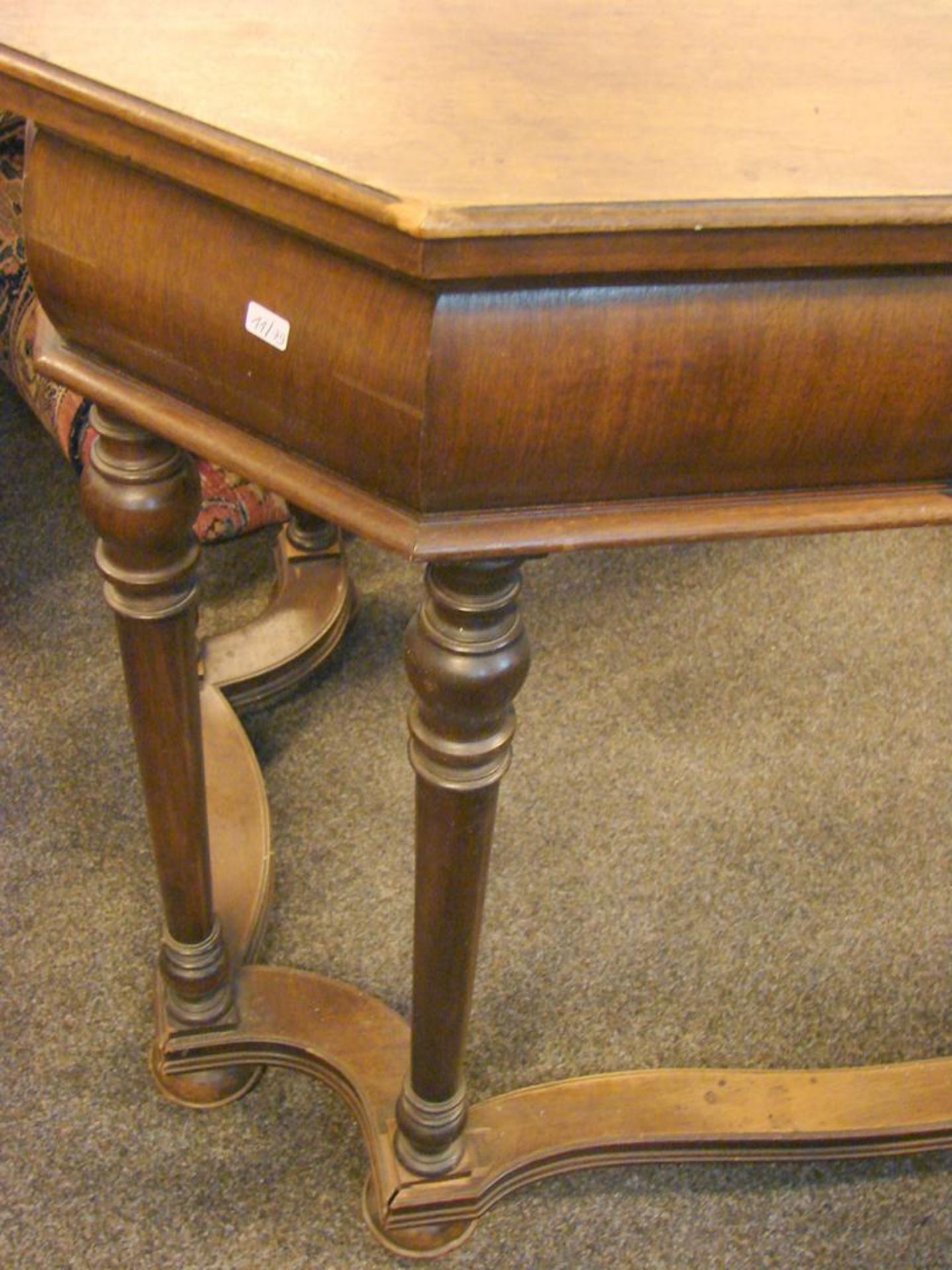 Tisch, abgerundete Ecken, 2 Schubladen, Eiche?, H.ca. 79, B. 111, T. 71 cm - Bild 2 aus 3