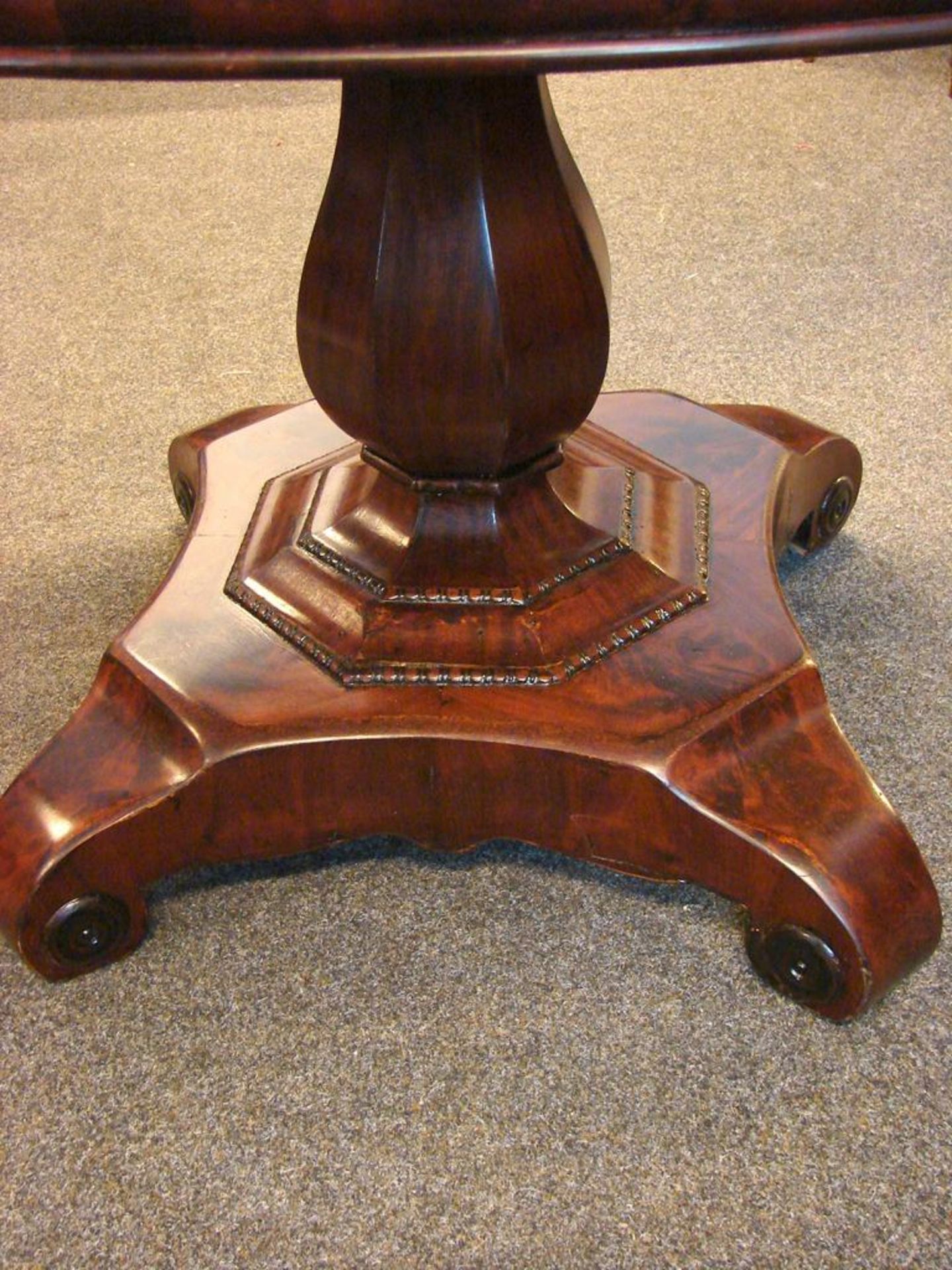 Tisch, oval, Mahagoni, Höhe ca. 75, B. 127, T. 95 cm - Image 2 of 3