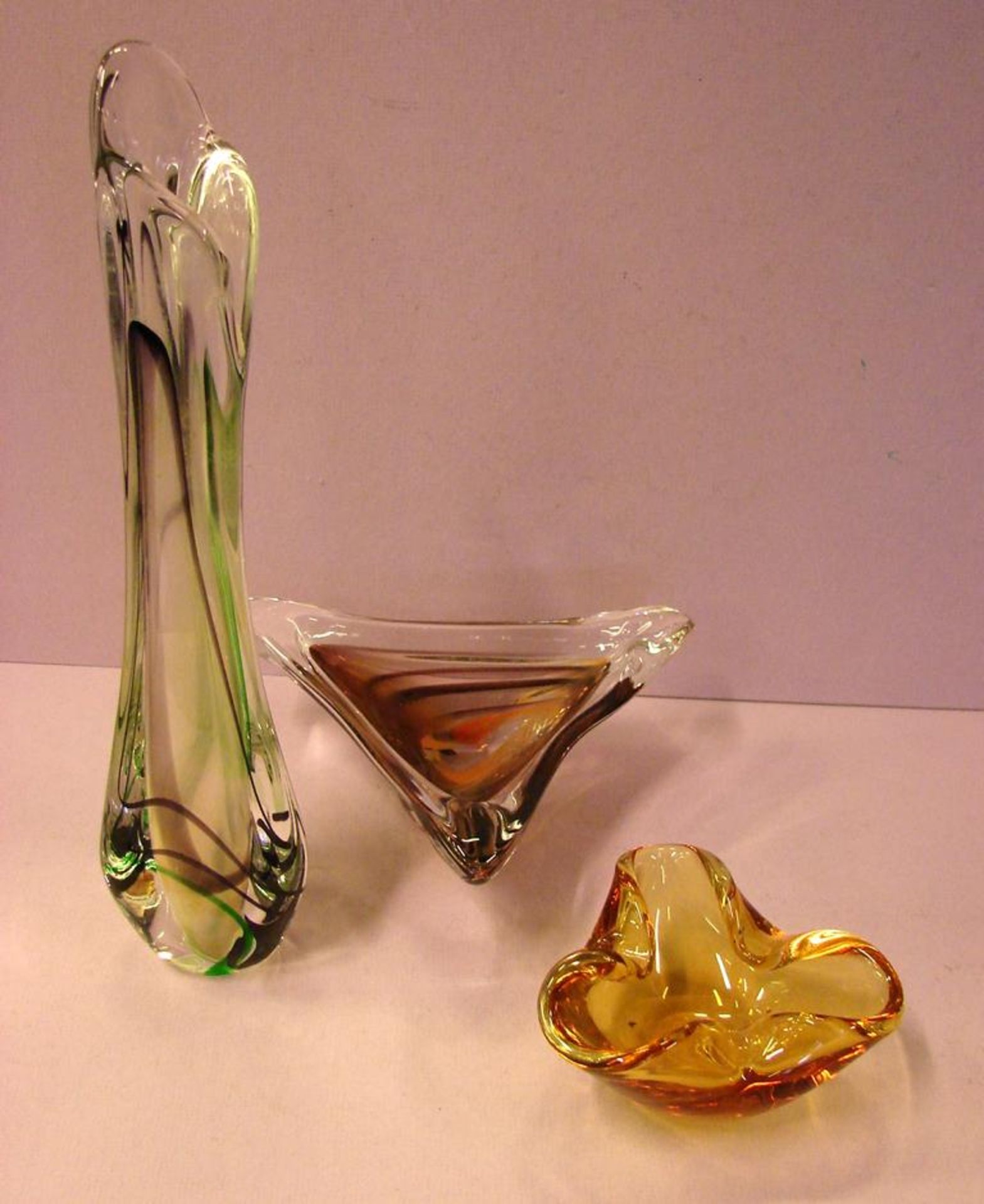3 Glasobjekte; Vase, Aschenbecher, farbig, Höhe ca. 29 cm