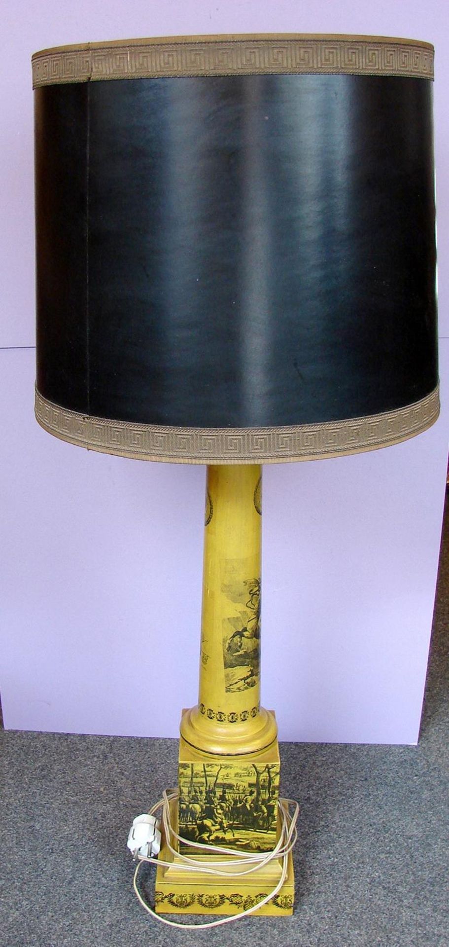 Paar Tischlampen, Metall, mit französichen Napoleon Motiven, H.ca. 92,5 cm,