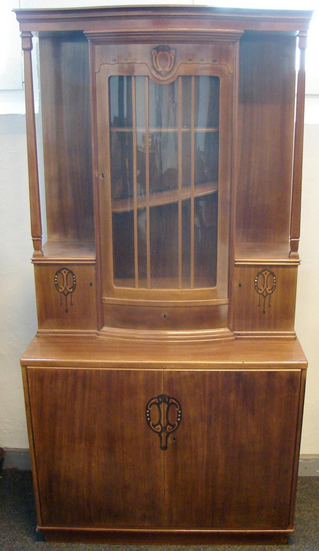 Vitrine, Jugendstil, Nussbaum, verglastes Oberteil,Türen mit 3 Schubladen,