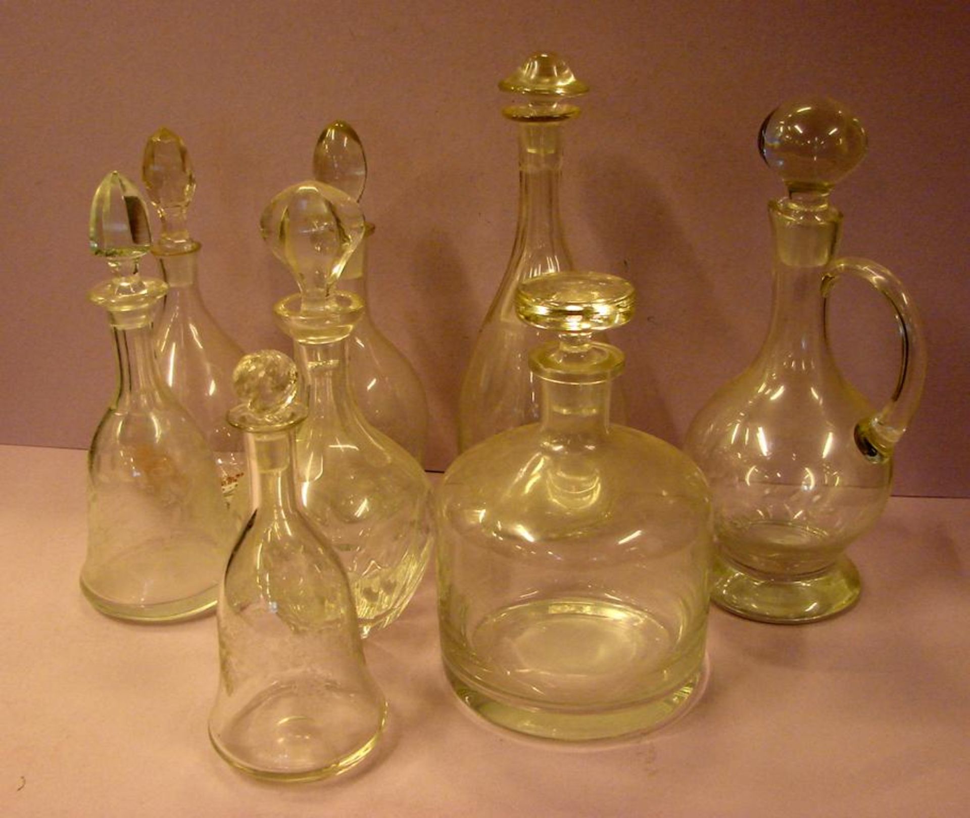 Konvolut Glaskaraffen, 8 unterschiedliche Modelle, mit Stöpsel, H.ca. 21-31 cm