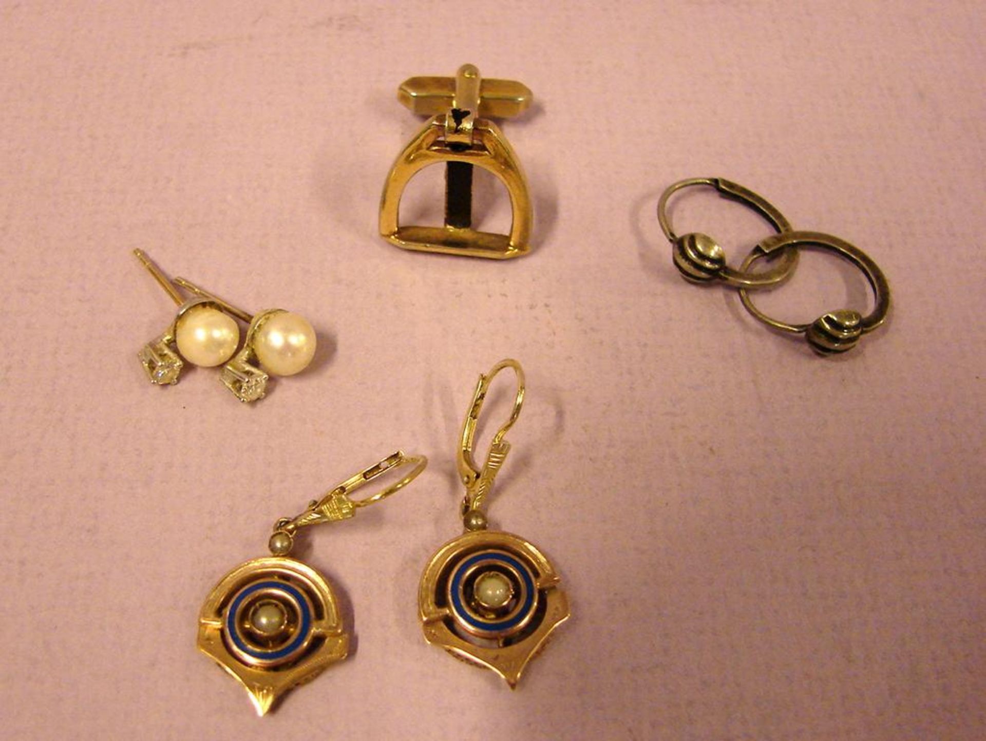 Konvolut Schmuckteile, 3 Paar Ohrringe (ein Paar 14 ct. Gold), ein Manschettenknopf (Steingbüge ...
