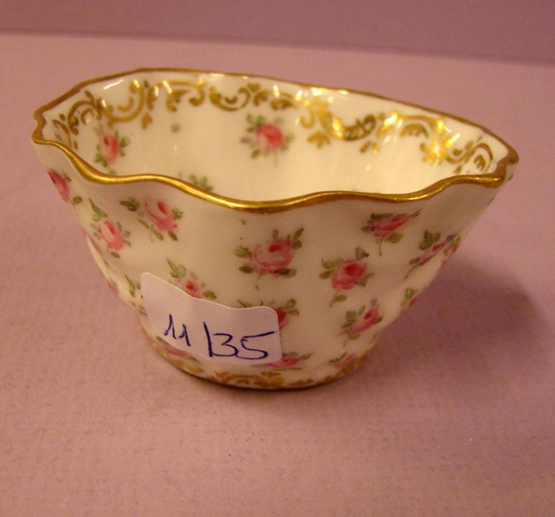 Porzellan Schale, oval, kleiner Rosendekor/ Golddekor, H.ca.3,5, B. 6,5 cm