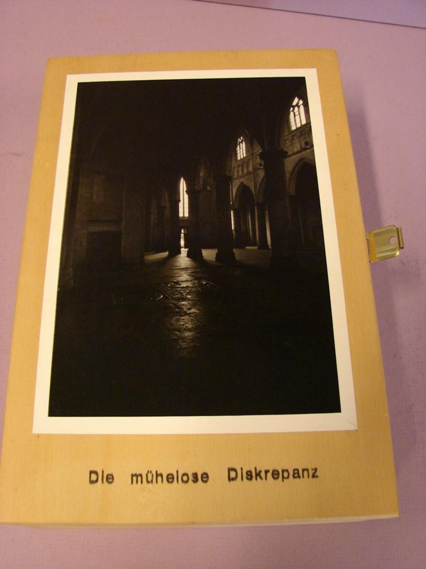 Kasten, Holz, bezeichnet: "Die mühelose Diskrepanz", innen sig. SANIGL POEURG?, 2/20, dat.' 86, ...