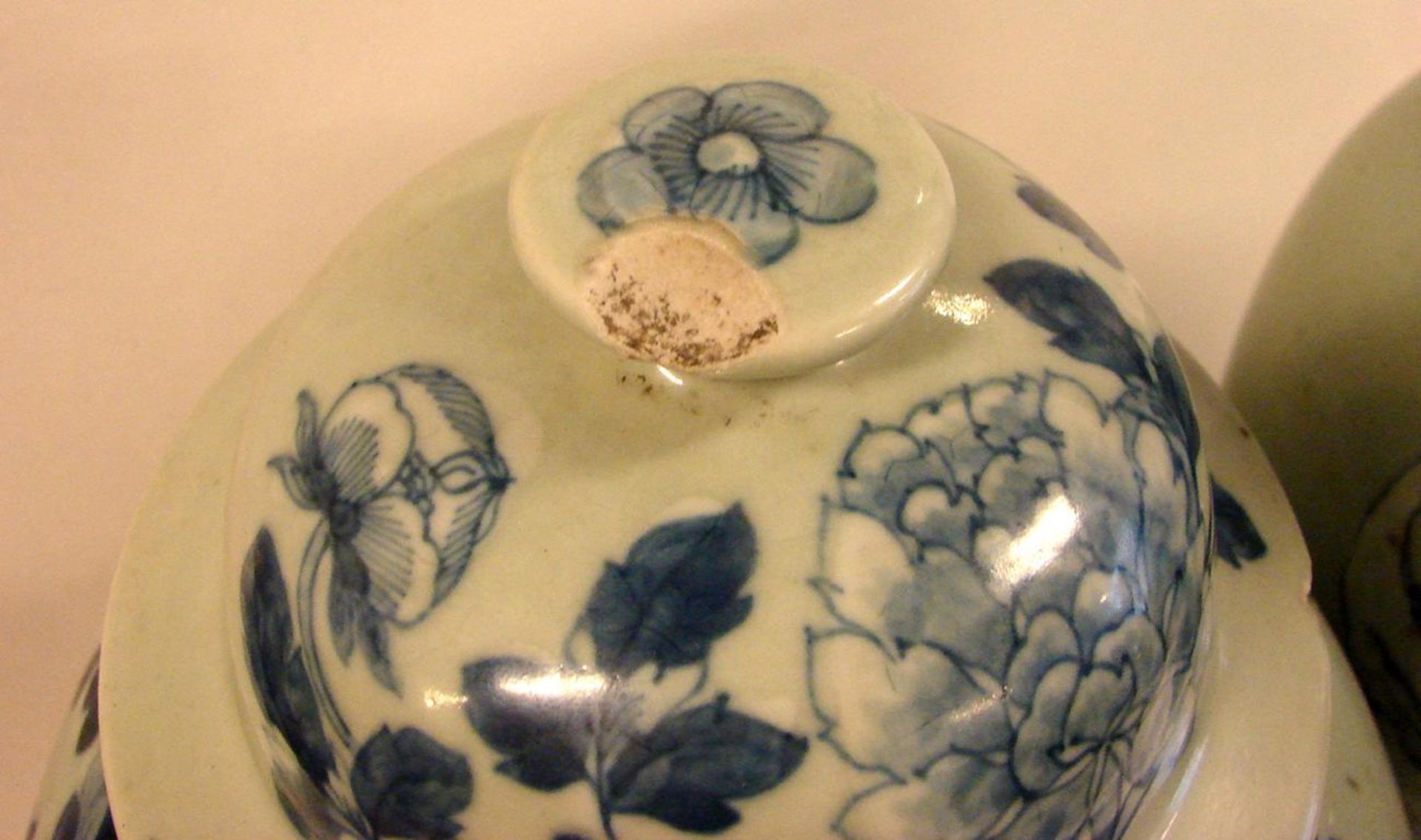Vase auf Stand, China, leichte Beschädigung, neuzeitlich, Vase mit Deckel, (Chips am Rand und - Bild 2 aus 3