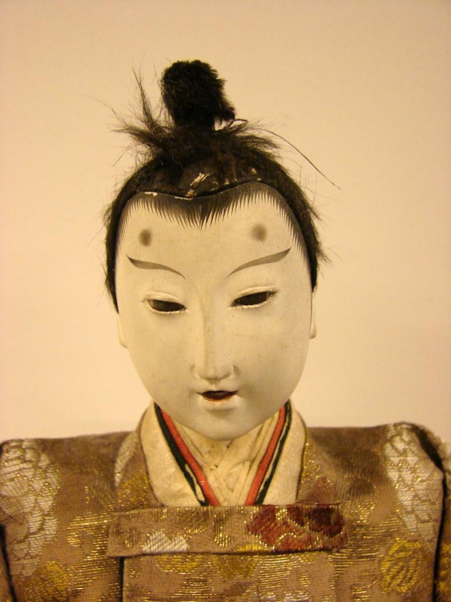 Hina Puppen,auf tatami-Sockel, Stoff, Papier,Glasaugen?, Japan, aufwendige Kleider, Höhe ca. 34 cm. - Bild 2 aus 2