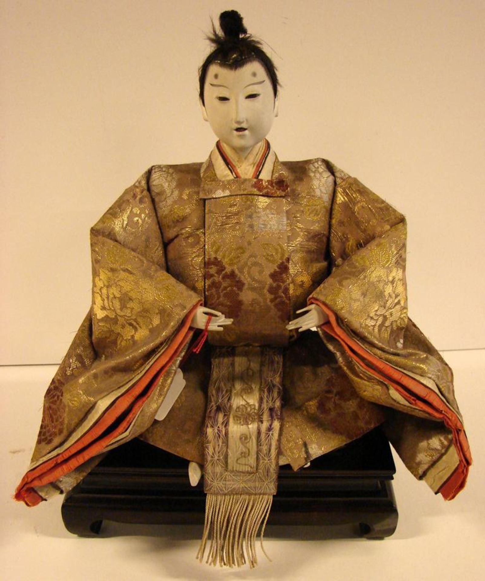 Hina Puppen,auf tatami-Sockel, Stoff, Papier,Glasaugen?, Japan, aufwendige Kleider, Höhe ca. 34 cm.