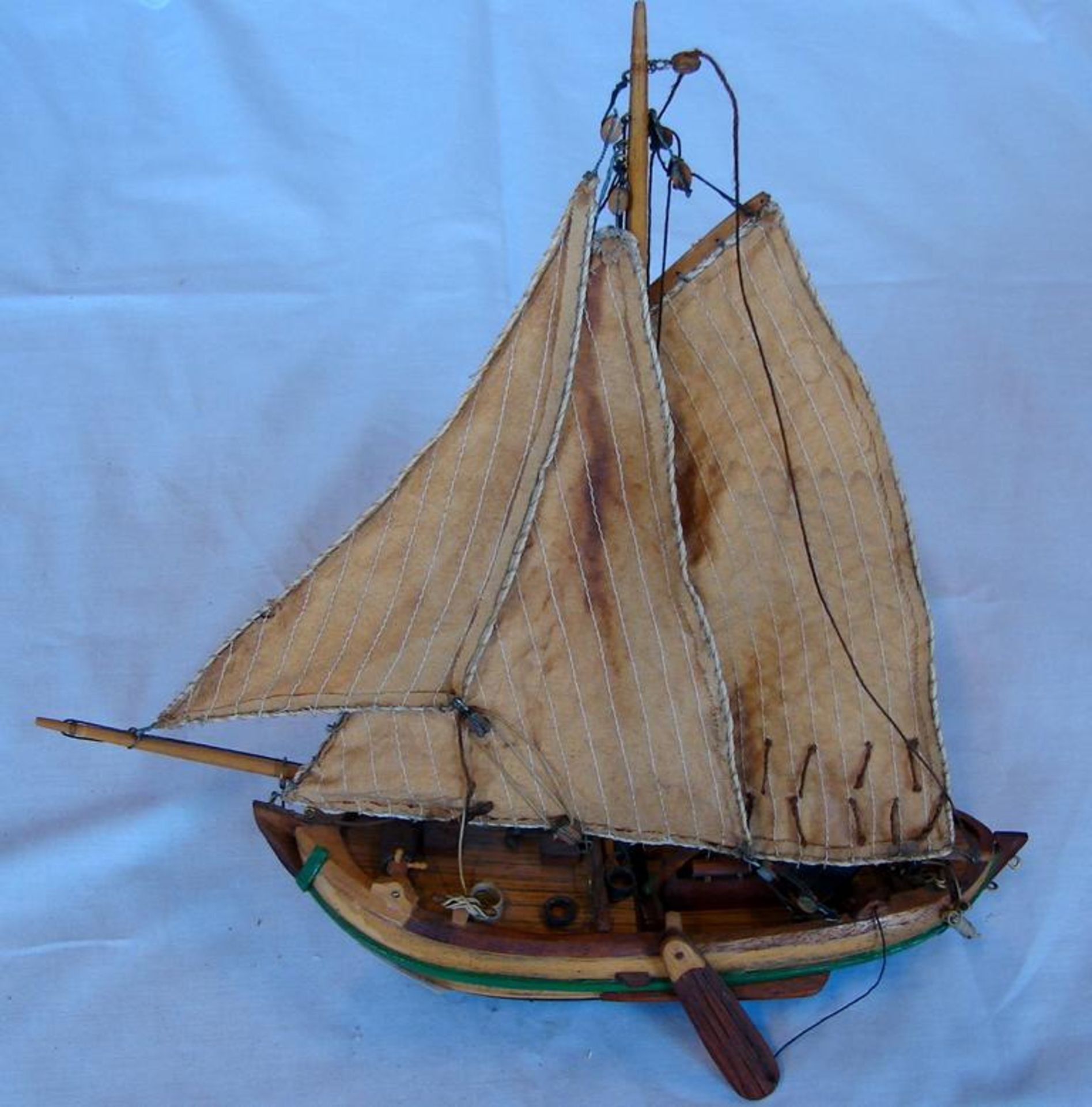 Kleines Holzsegelmodellschiff, Dreimaster, L.ca. 26 cm und Querschnitt eines Decks, eines