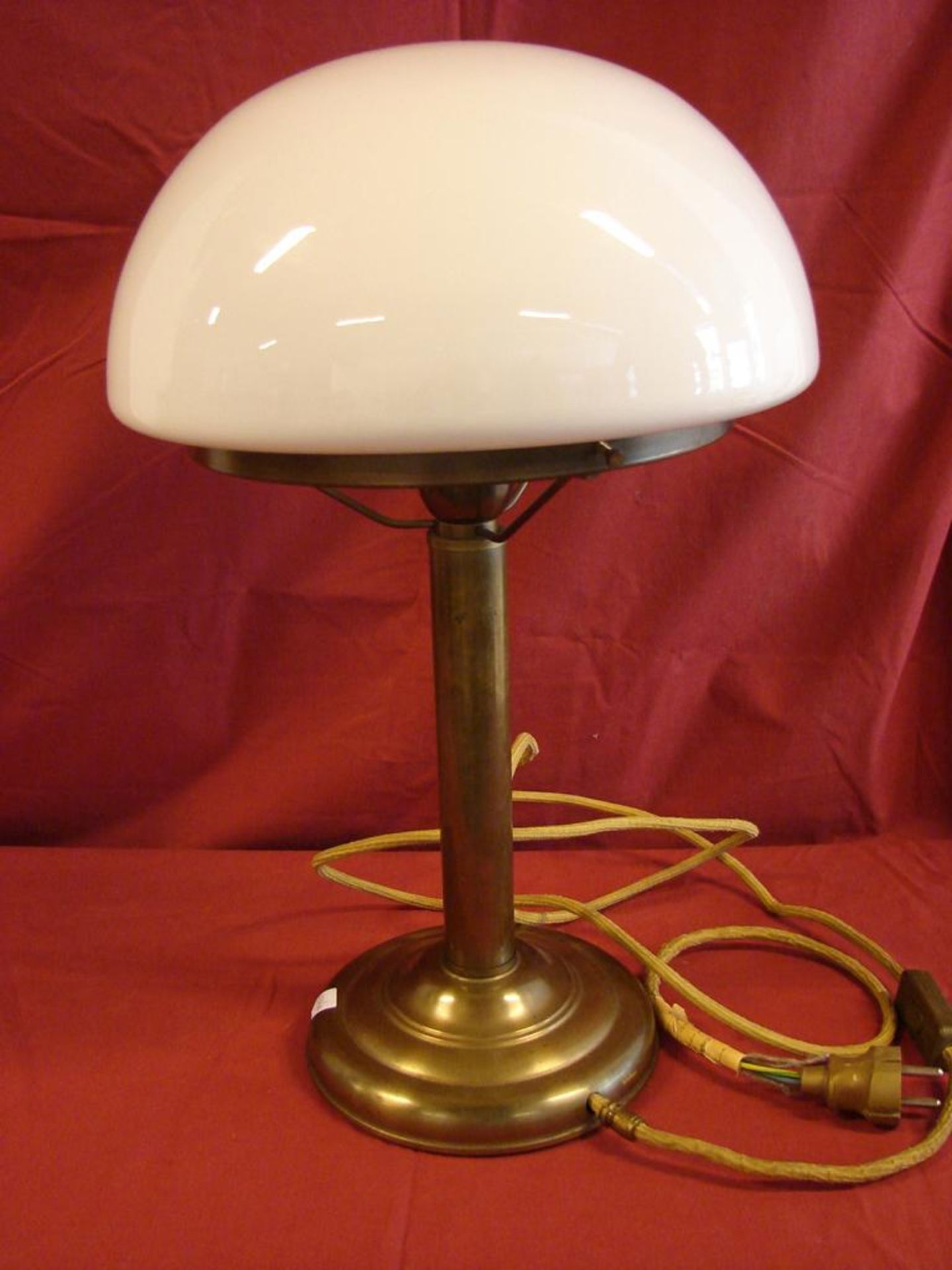 Tischlampe, Messingfuß, Glasschirm, Höhe ca, 49 cm