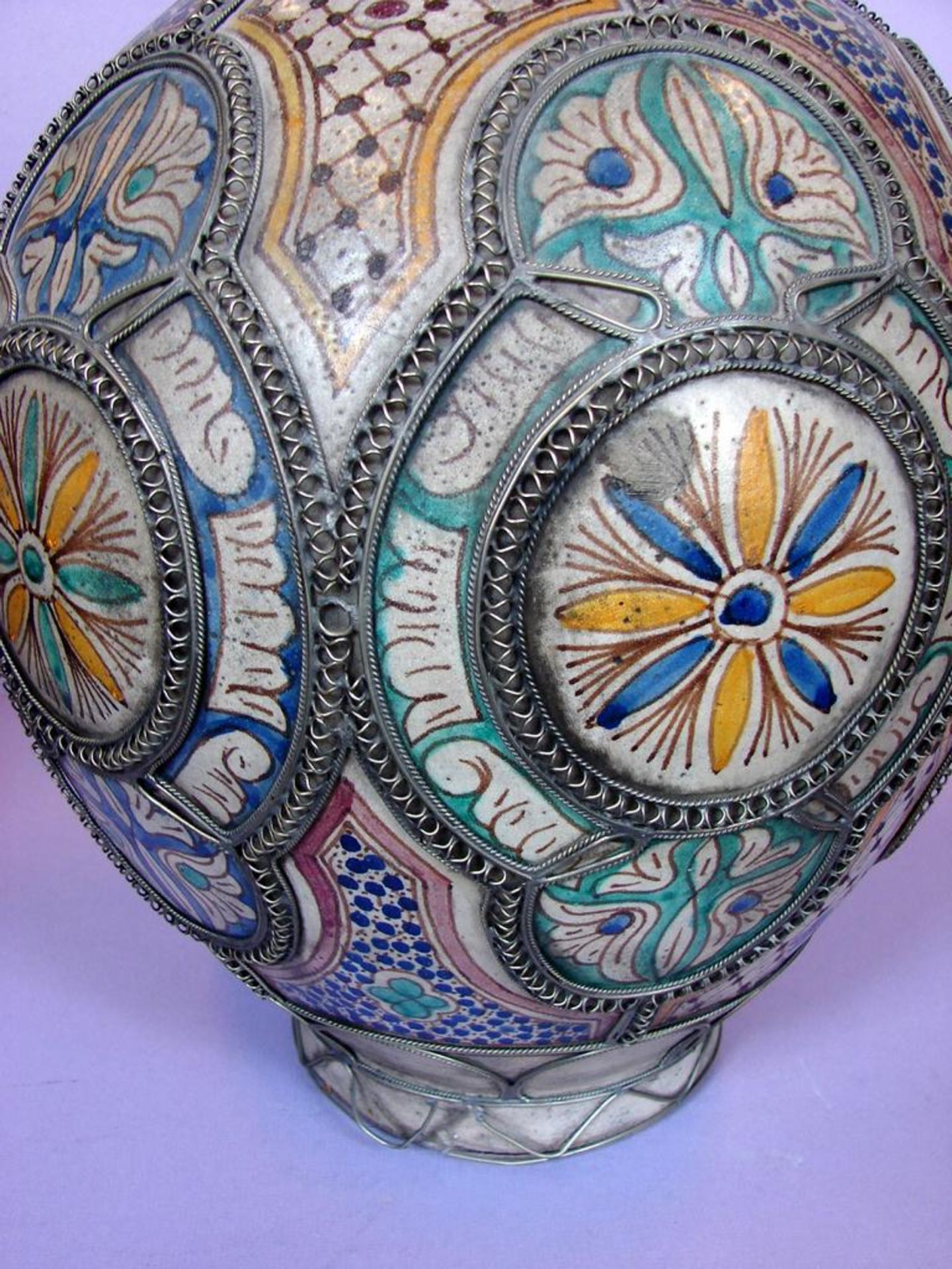 Vase, Metallverzierungen, blau/gelb/grüner Dekor, Höhe ca. 42 cm, leichte Glasurabplatzung am Rand - Bild 2 aus 2