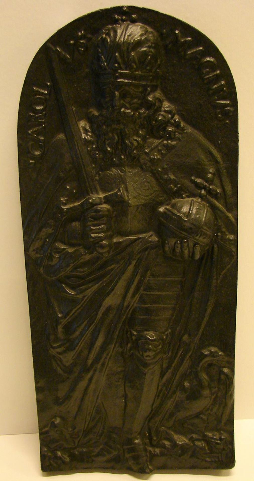 Gusseiserne Platte, "Carlos vs Magnus", oben oval, ca. 45 x 20 cm