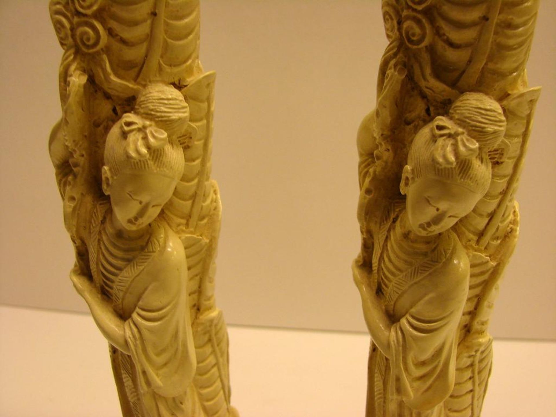 Paar Beinschnitzereien als Kerzenleuchter, Höhe ca. 32 cm, aufwendig gearbeitet - Bild 2 aus 2