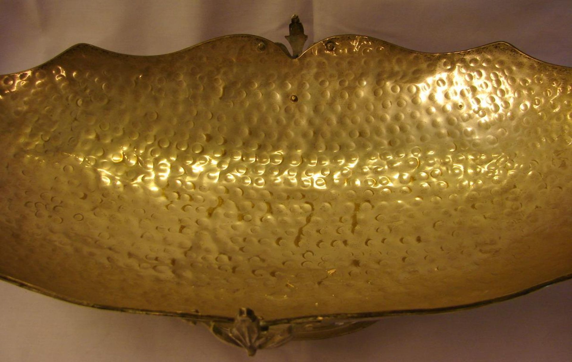 Schale, oval, auf Fuß, seitliche Griffe, gehämmert, Plated, ca. 70 x 30 cm - Bild 3 aus 3