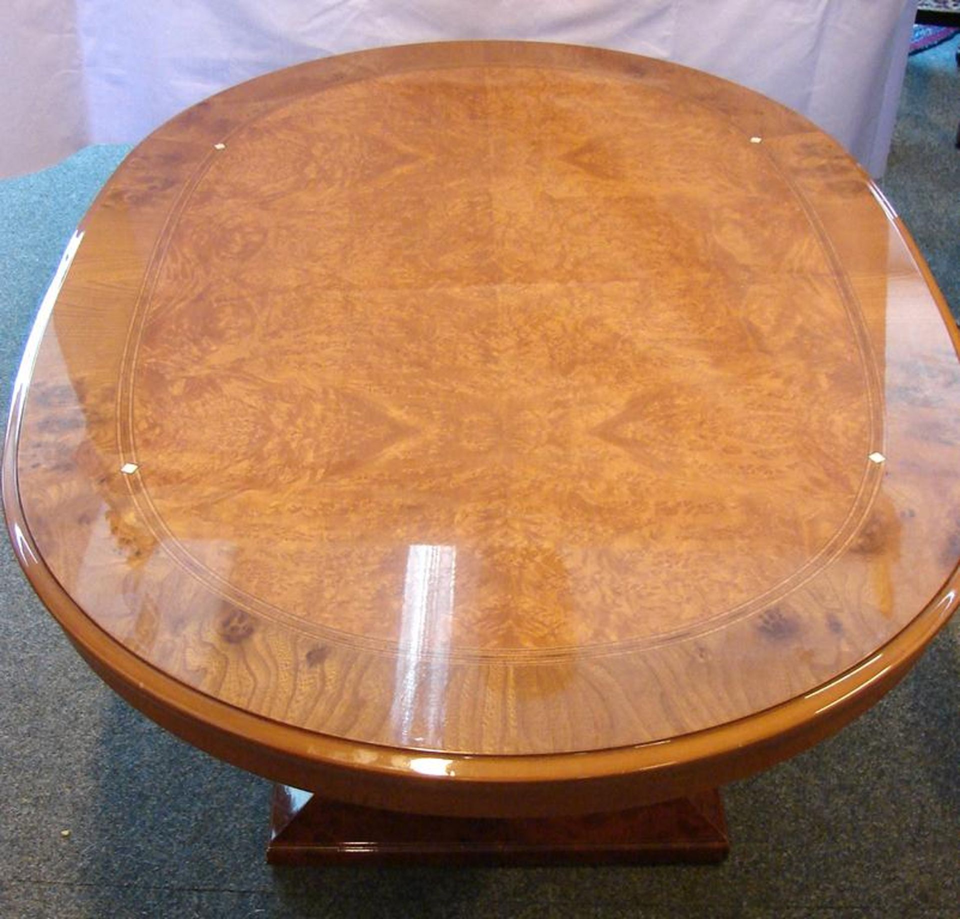 Tisch, oval, Einlegearbeiten, Höhe ca. 54, B. 114, T. 80 cm