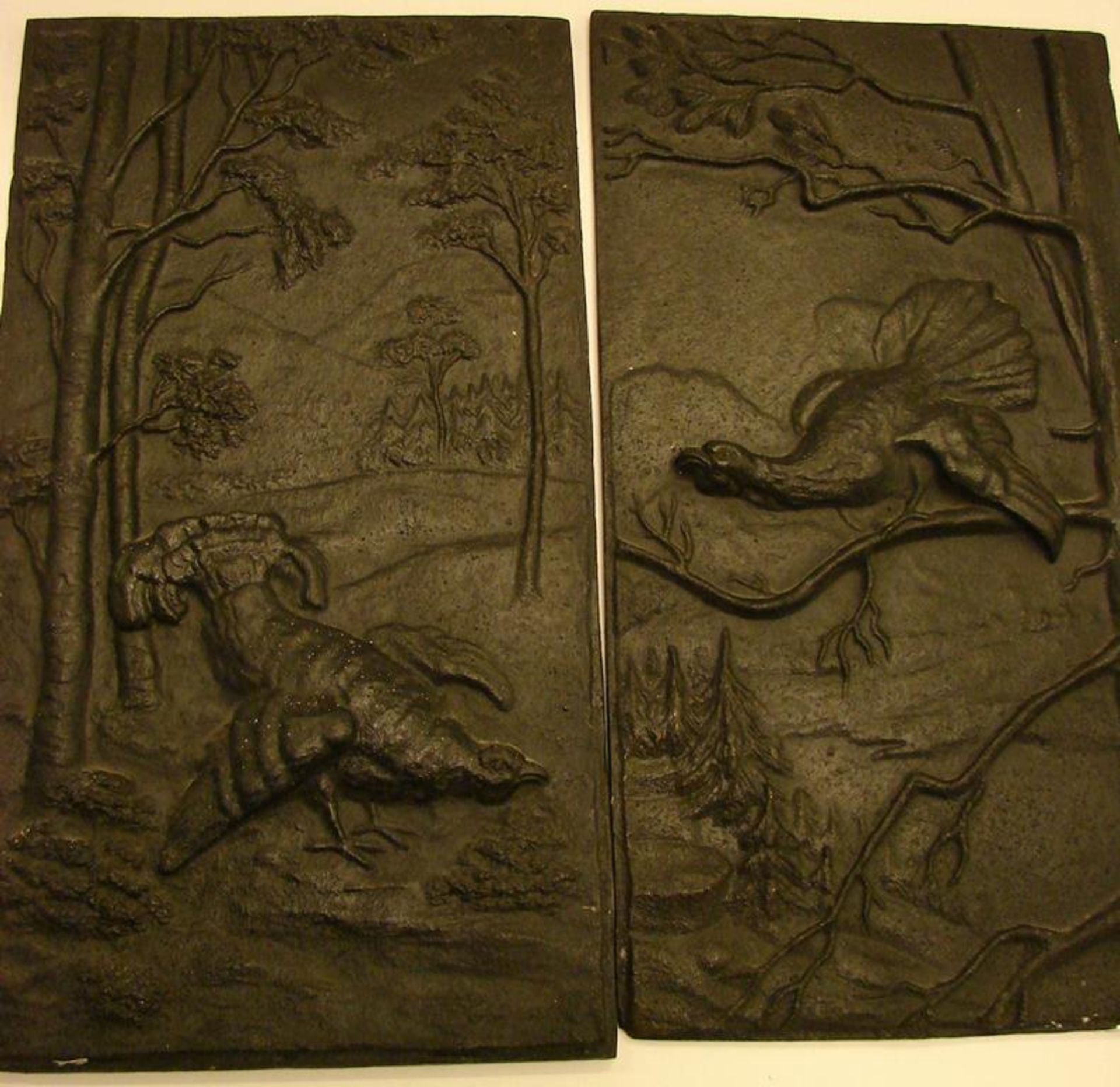 3 Ofenplatten mit Jagdmotiven, Gusseisern, Birkhähne, je ca. 35 x 19 cm, hirschmotiv 20,5 x 40,5 cm - Bild 2 aus 2