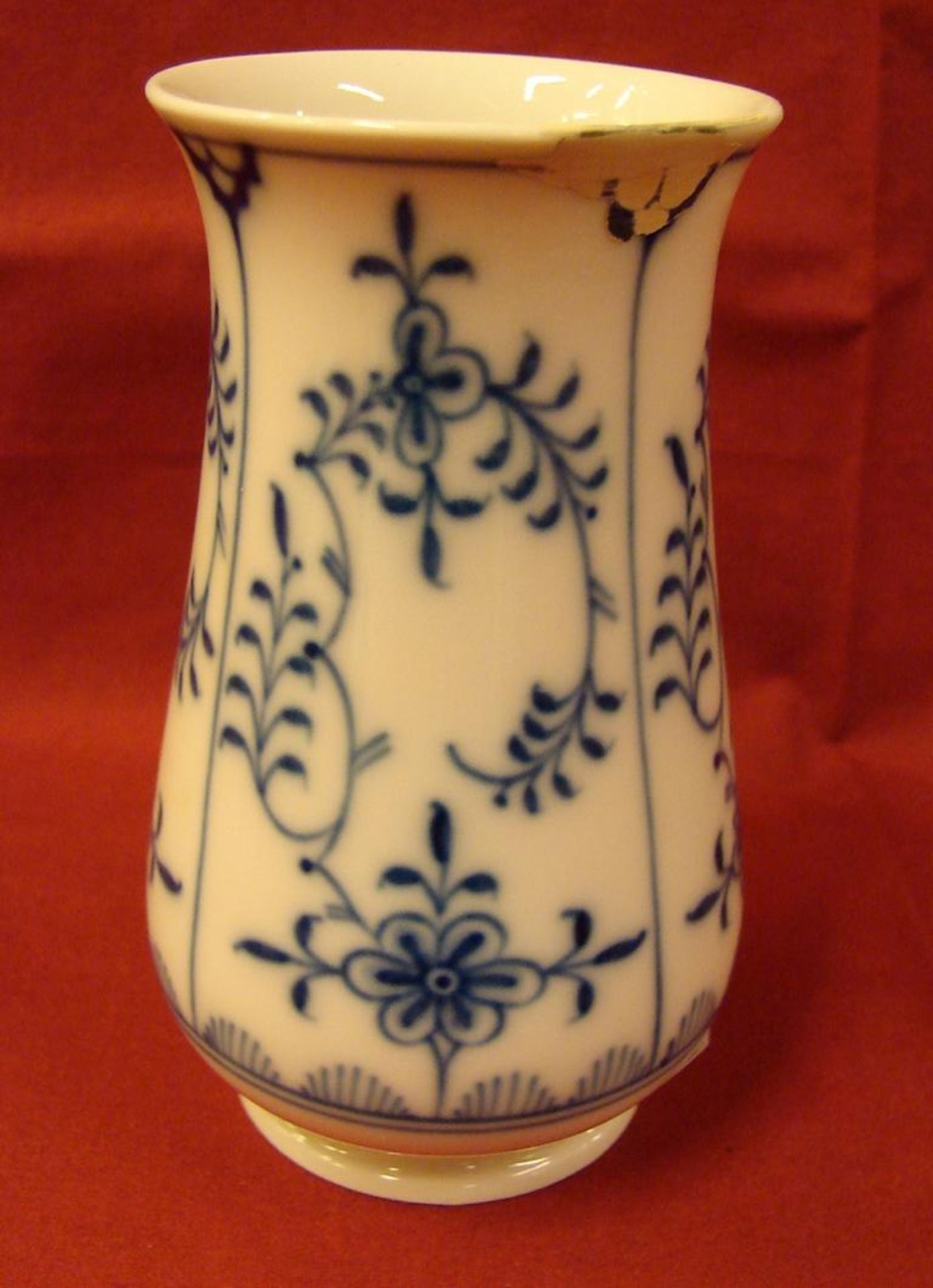Vase, Meissen, Zwiebelmuster, ohne Schleifstriche, Restauration am Rand, H. 11 cm