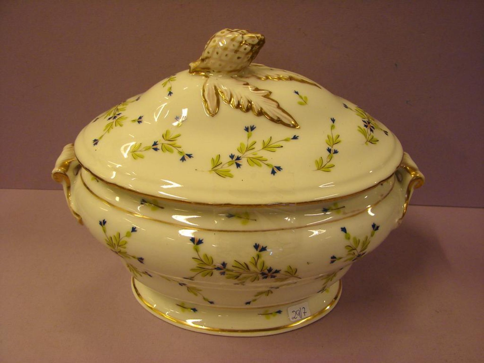 Deckelterrine, Frankreich, Blütendekor, aufwendiger Griff, H.ca. 22, B. 30 cm