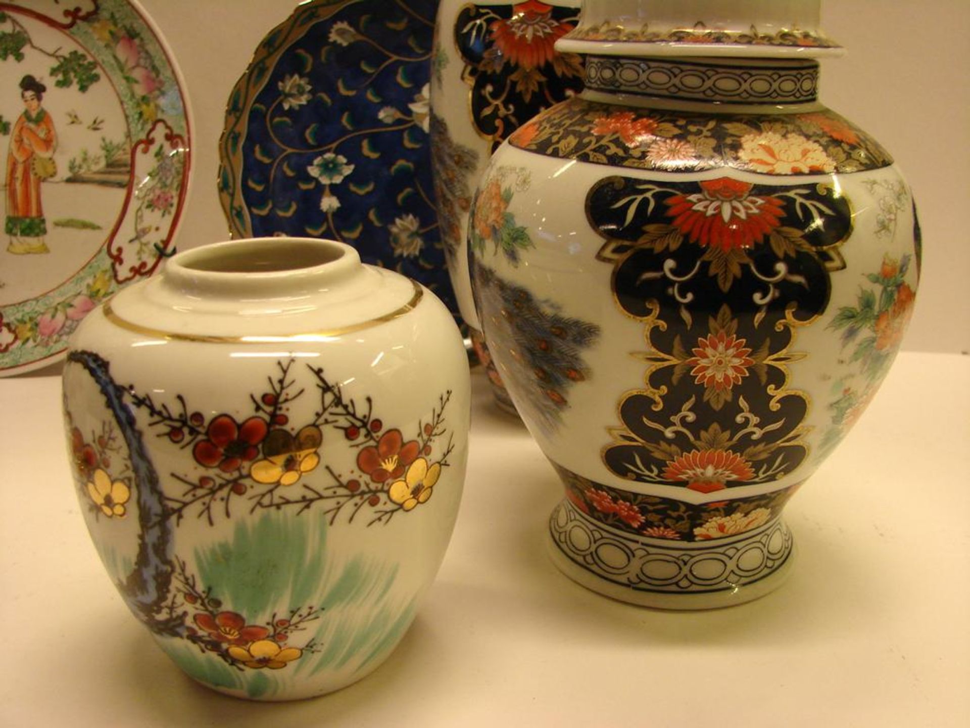 Konvulut asiatisches Porzellan, 7 Teile, 2 Teller, 3 Vasen, 2 Deckeldosen, mit farbigen Motiven - Bild 3 aus 3