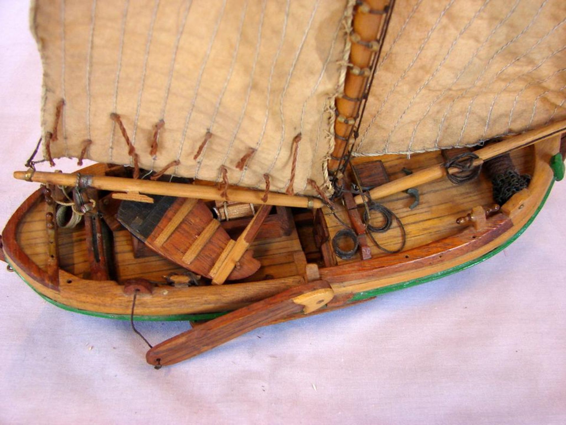 Kleines Holzsegelmodellschiff, Dreimaster, L.ca. 26 cm und Querschnitt eines Decks, eines - Bild 2 aus 4