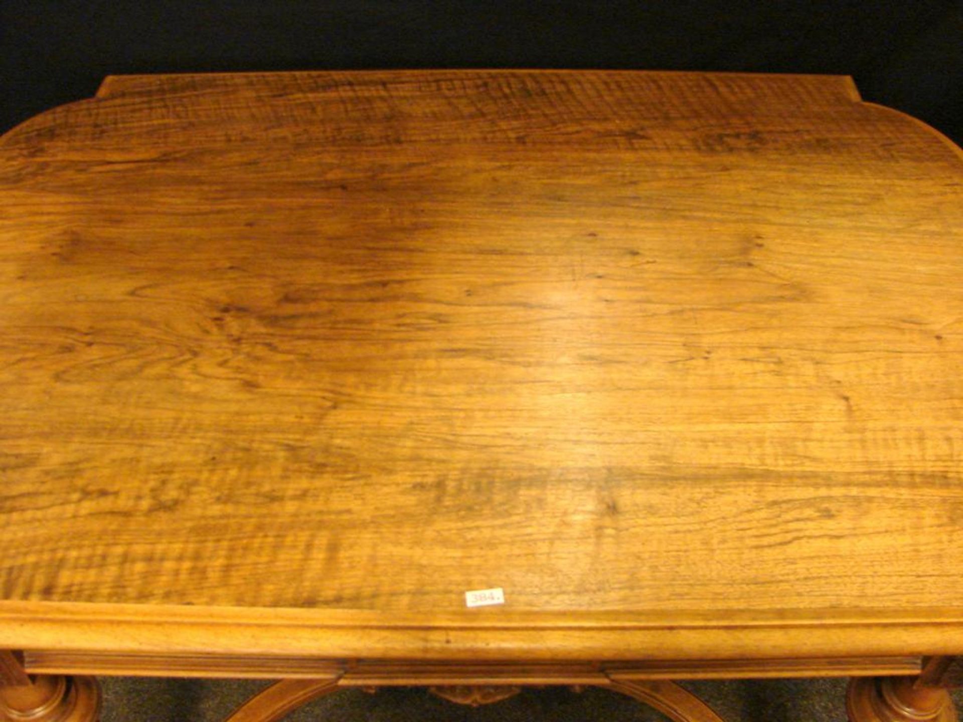 Nußbaumtisch, mit abgerundeten Ecken, Fußstrebe, H. ca. 76, B. 100, T. 68 cm - Image 4 of 4