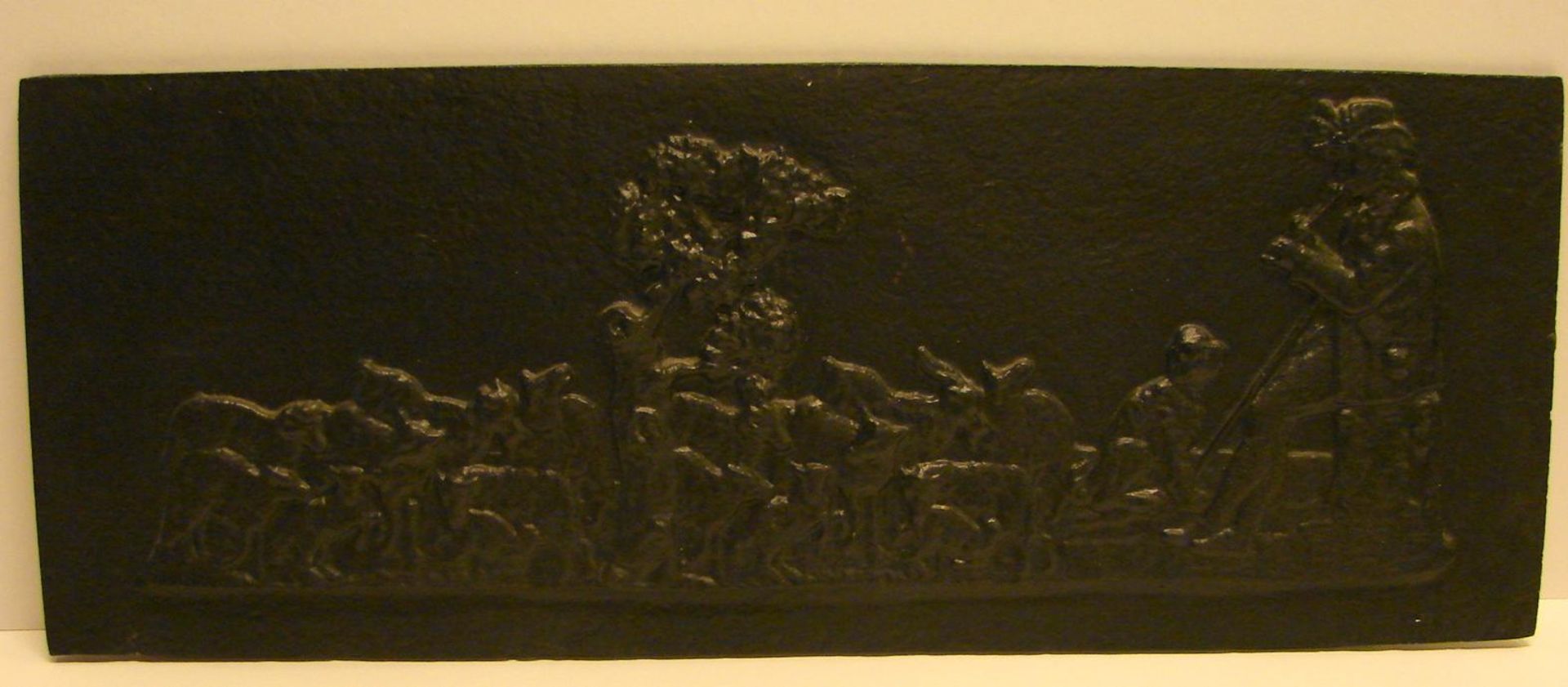 Gusseiserne Platte mit Schäfermotiv, mit zahlreichen Tiermotiven, ca. 19 x 50 cm