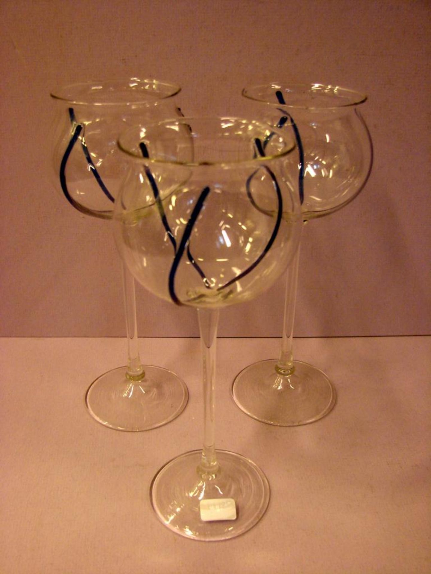 3 mundgeblasene, langstilige Weingläser, blaue, seitliche Verzierung, feinwandig, Höhe ca. 20,5 cm