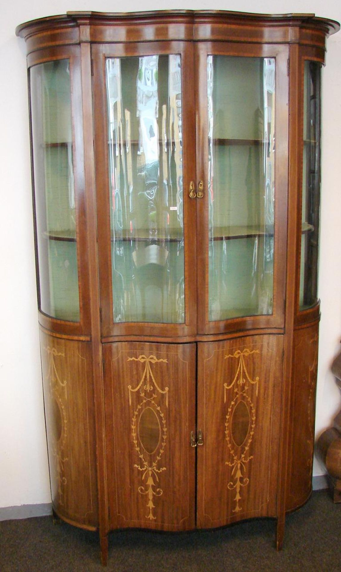 Vitrinenschrank, gebaucht, mit gewellten Glastüren, Einlegearbeiten an den Türen, H. ca. 205 cm, B.