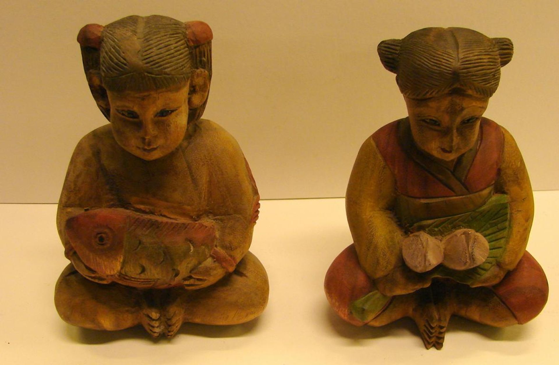 Paar sitzende Holzfiguren, Asien, neuzeitlich, Höhe ca. 19 cm