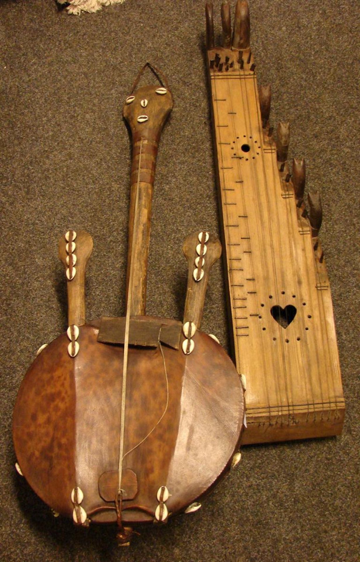 5 afrikanische Musikinstrumente; afrikanisches Seiteninstrument, Zither?, Klanghölzer, Gitarren