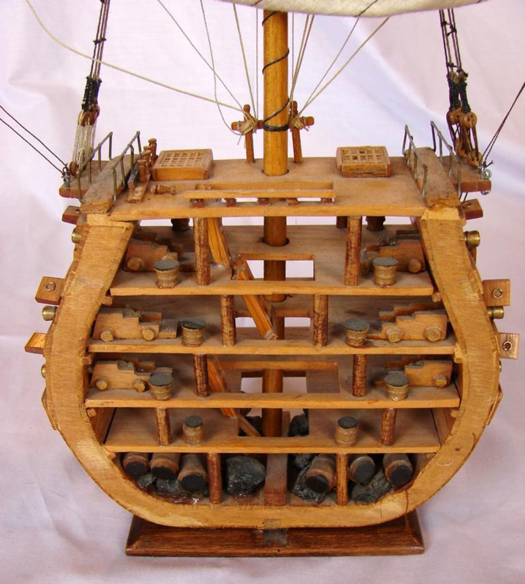 Kleines Holzsegelmodellschiff, Dreimaster, L.ca. 26 cm und Querschnitt eines Decks, eines - Bild 4 aus 4