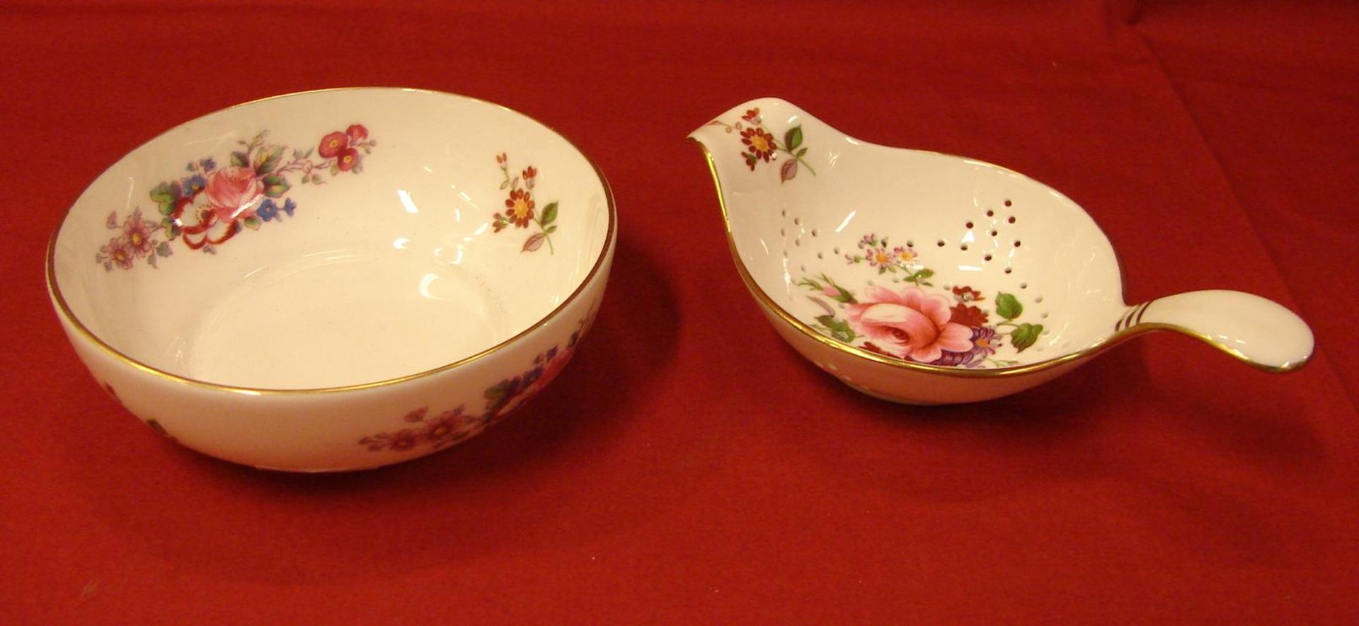 Teesieb und kleine Tropfschale, "Royal Crown Derby", Deeby Posies, Bon China