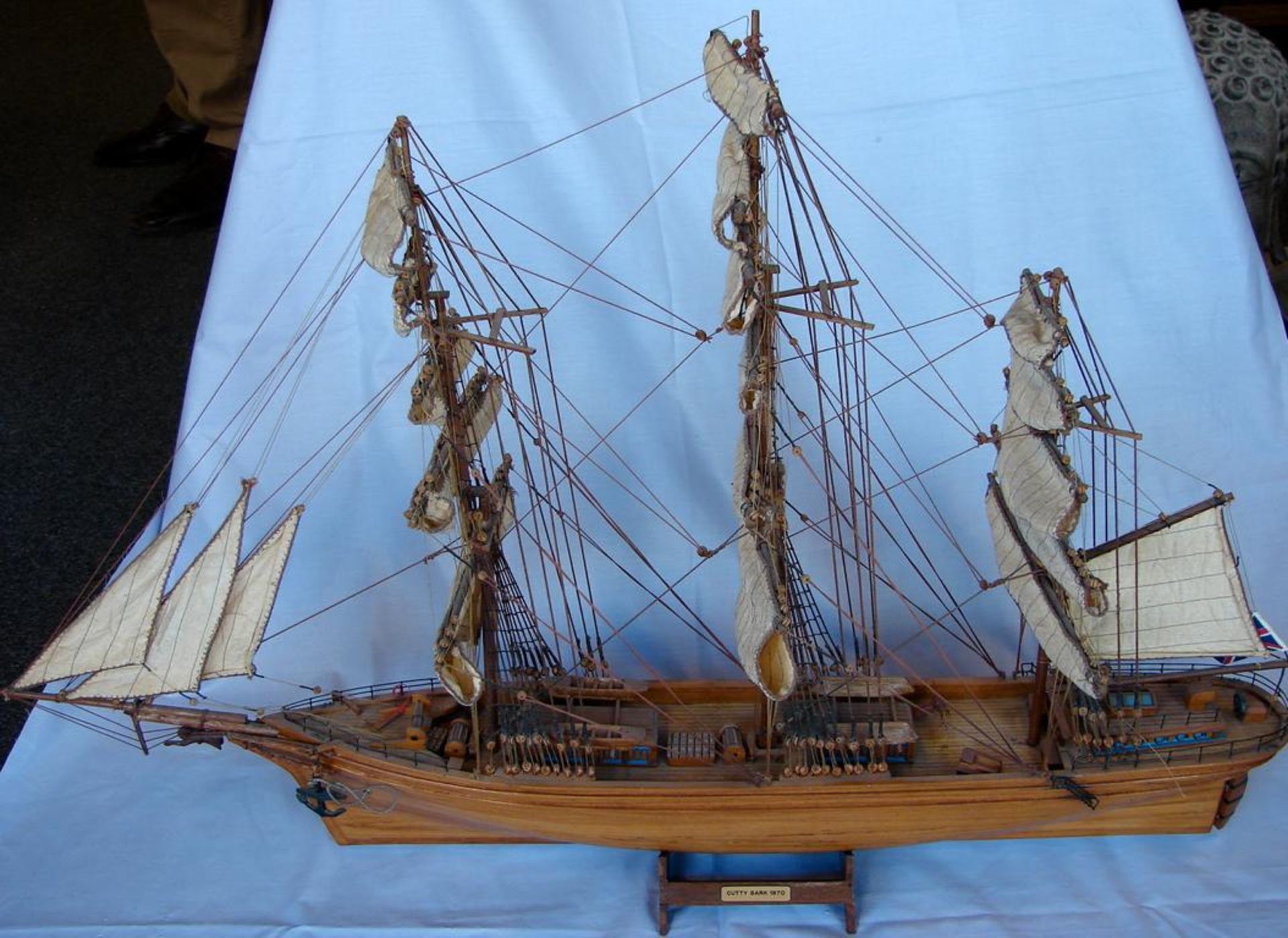 2 Holzsegelmodellschiffe; Dreimaster, "Cutty Sark 1870", L.ca. 86 und "America 1851", L. 62 cm, - Bild 3 aus 4