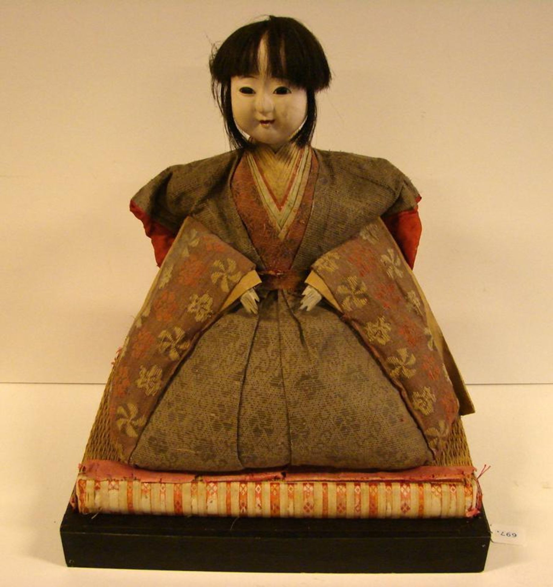 Hina-Puppe, auf Bastkissen, tatami-Sockel, Stoff, Papier, Glasaugen?, Japan, aufwendige Kleider,