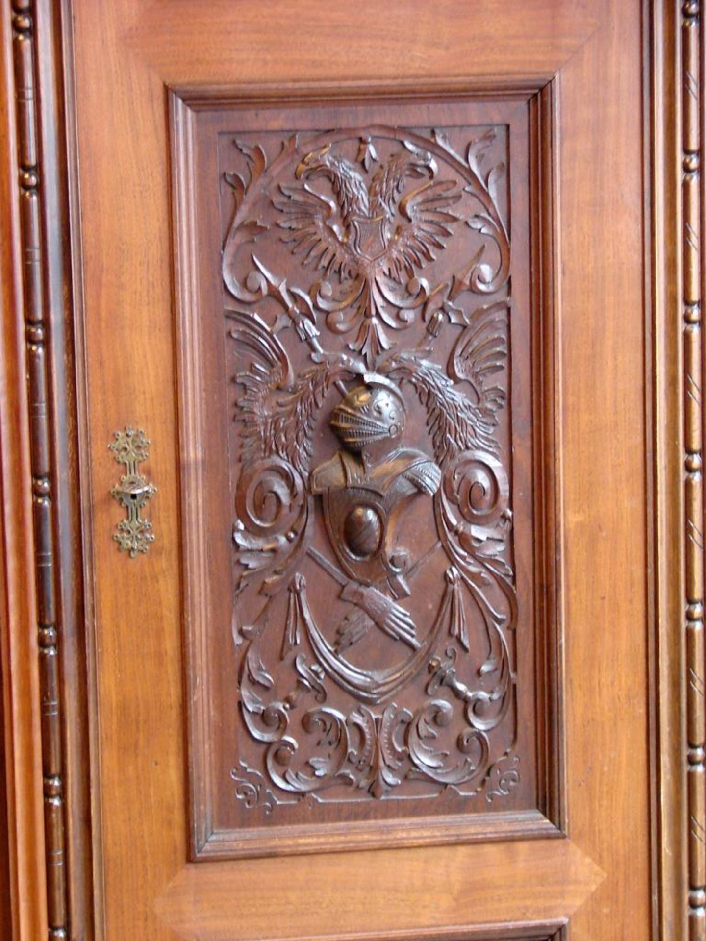 Schrank, geschnitzte Türen, verschiedene Hölzer, Höhe ca. 186, B. 134, T. 60 cm - Bild 3 aus 3