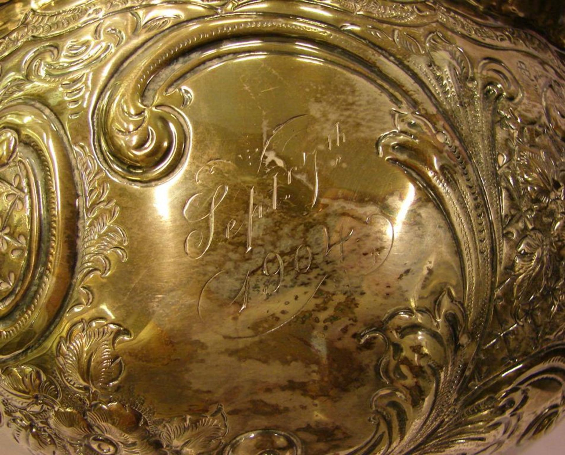 Bowle, auf Fuß, reich verziert, datiert 1904, Monogrammiert, Plated, Dm. Ca. 25, H. 16 cm - Bild 3 aus 3