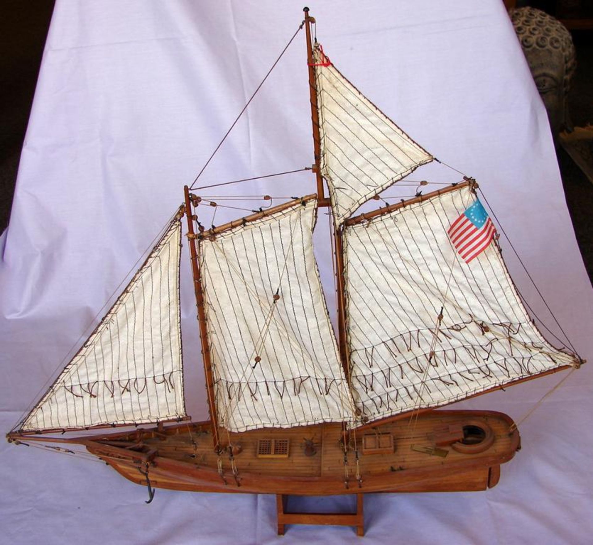 2 Holzsegelmodellschiffe; Dreimaster, "Cutty Sark 1870", L.ca. 86 und "America 1851", L. 62 cm,