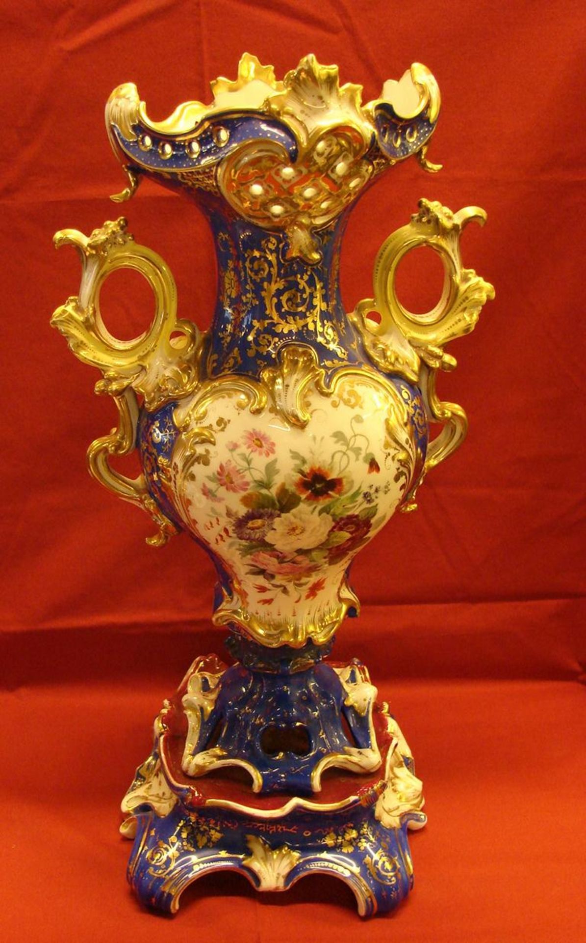 Prunkvase, Blumendekor, Goldbemalung, leichter Goldabrieb, ohne Manufakturangabe, H.ca. 52 cm